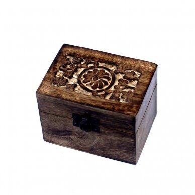 Box for storing essential oils