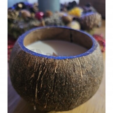 Scented candle "Coconut" in a natural coconut shell